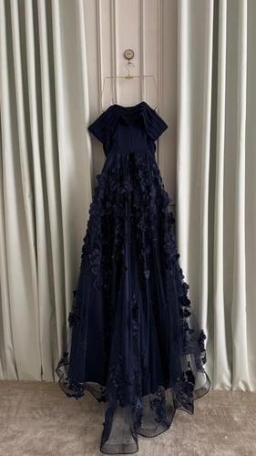 فستان اوف شولدر وذيل طويل