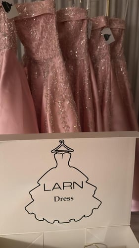 صندوق فستان مقوى بشعار لارن