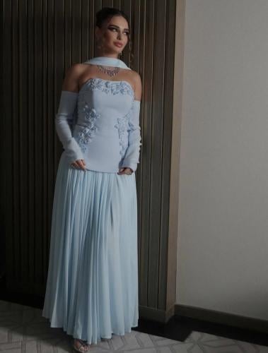 فستان سماوي بأكمام منفصلة