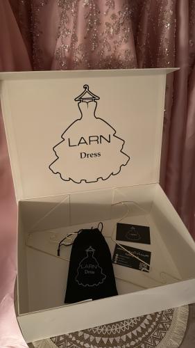 صندوق فستان مقوى بشعار لارن