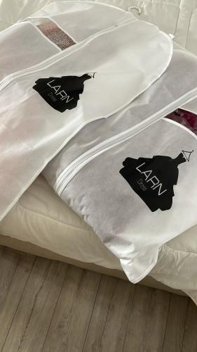 1 حافظ فستان لارن الخاص باللون الاسود