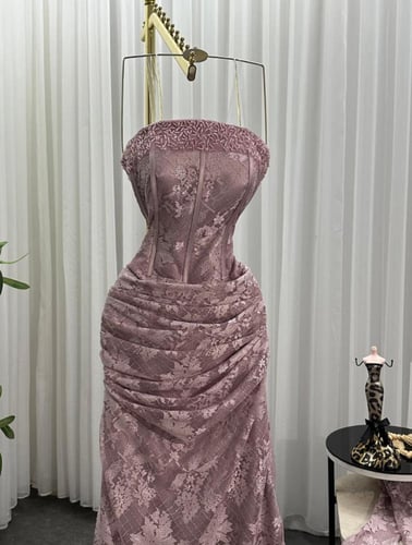 فستان دانتيل وردي بأكمام