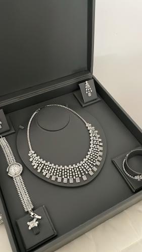 طقم اكسسوارات بتصميم راقي مع ساعة فاخرة