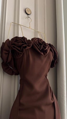 فستان نينا بني بذيل