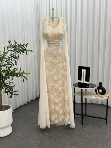 فستان بأكمام طويلة