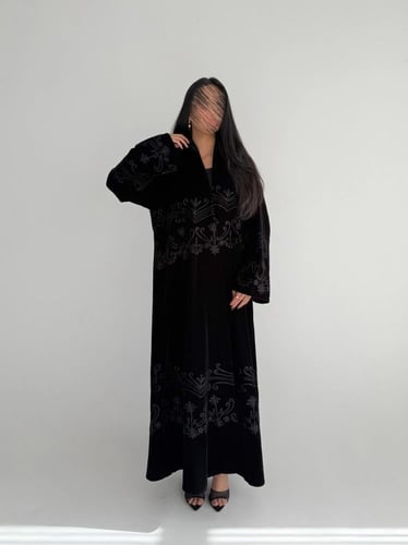 الياقوت | بقماش المخمل الأسود مع تطريز