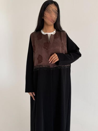 بسمه | عبايه كريب اندنوسي على حرير جاكار