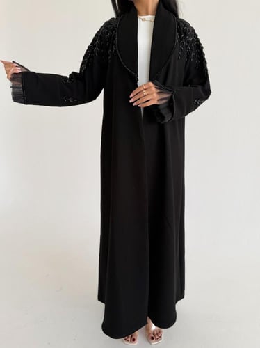 فوز | عبايه كريب اندنوسي شك اسود على دنتل اسود