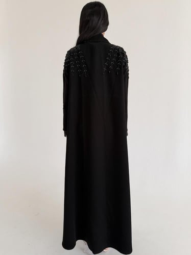 فوز | عبايه كريب اندنوسي شك اسود على دنتل اسود