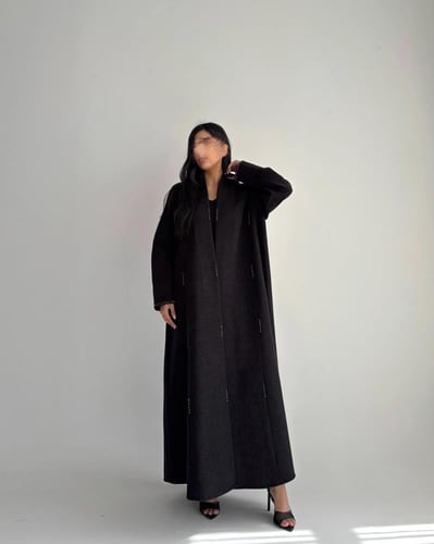 العالية | بقماش الجوخ الأسود مع فصوص لولو قصة كلوش