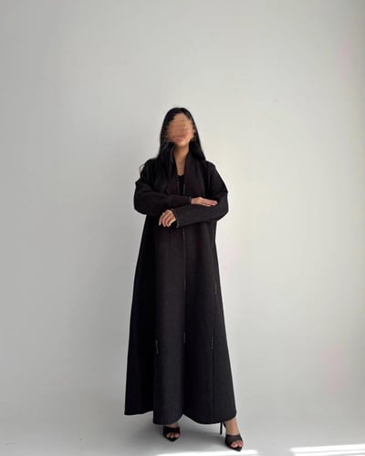 العالية | بقماش الجوخ الأسود مع فصوص لولو قصة كلوش