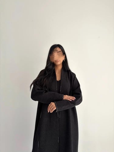 العالية | بقماش الجوخ الأسود مع فصوص لولو قصة كلوش