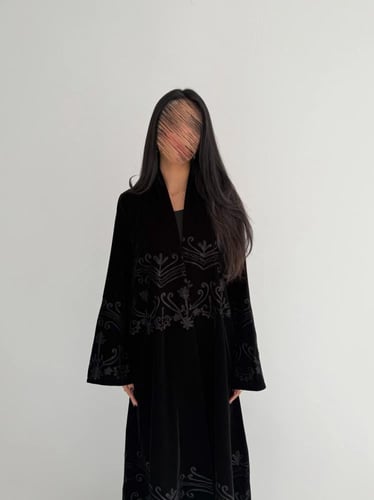 الياقوت | بقماش المخمل الأسود مع تطريز