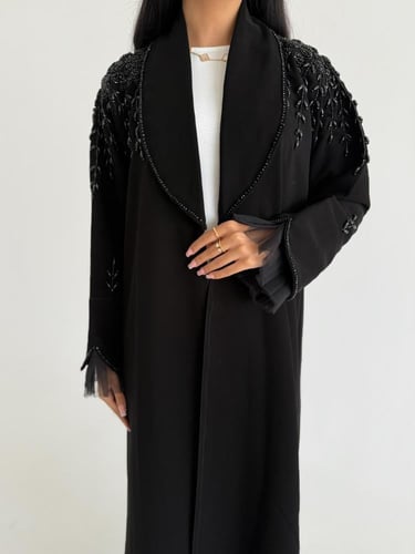 فوز | عبايه كريب اندنوسي شك اسود على دنتل اسود