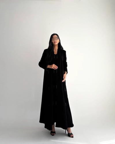 الصيت | بقماش الكريب الاندونيسي الأسود مع لمسات لو...