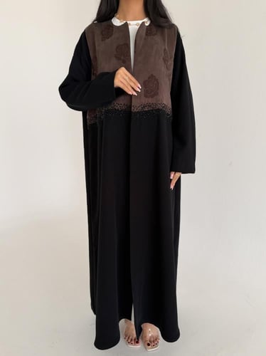 بسمه | عبايه كريب اندنوسي على حرير جاكار