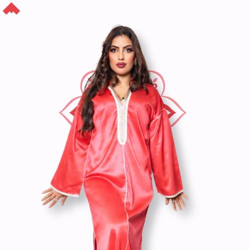 Grace Hood – أحمر مرجاني، قفطان مغربي فاخر بغطاء رأس من تريندز