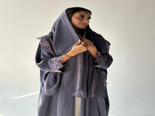 عباية الوردة المطرزة – حرير مغسول
