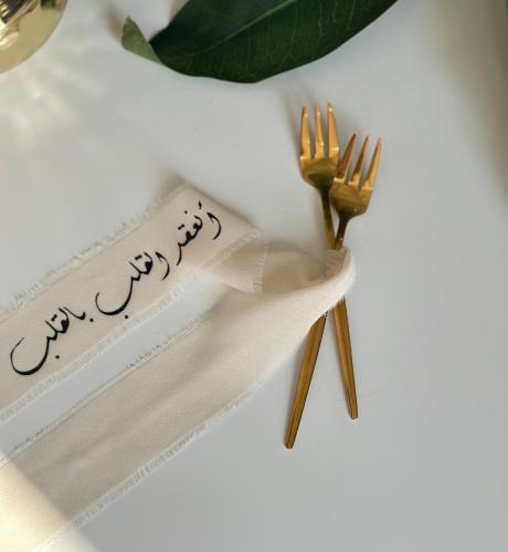 شوكتين صغيرة مع شريطة بطباعة