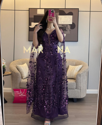 فستان رانيا (فستان ليلكي مزين بكلفه مورد)