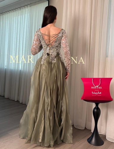 فستان بسمه (فستان زيتي شك سهره وذيل جزار )