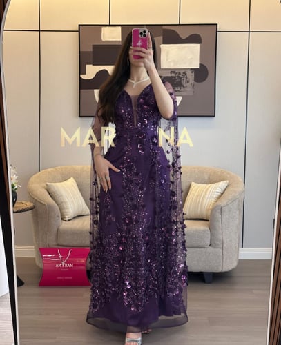 فستان رانيا (فستان ليلكي مزين بكلفه مورد)