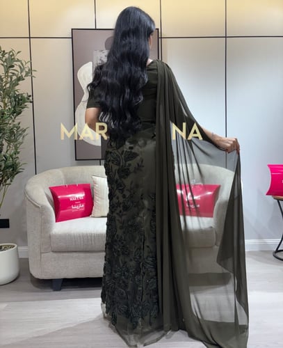 فستان مورا (فستان زيتي كلفه شك وشال جنب جورجيت)