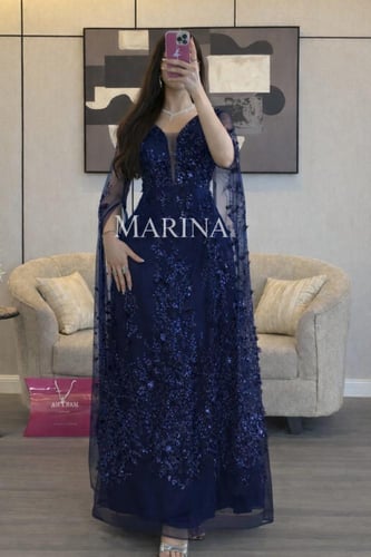 فستان رانيا الكحلي (فستان كحلي مزين بكلفه مورد)