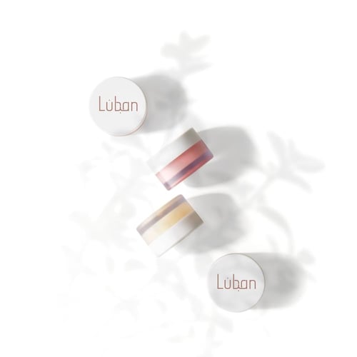 مقشر الشفاه باللبان