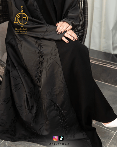 عباية نقشة ريشة كم عادي - B05