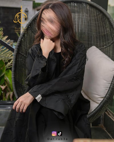 عباية نقشة ريشة كم واسع - B06