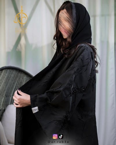 عباية نقشة ريشة كم واسع - B06