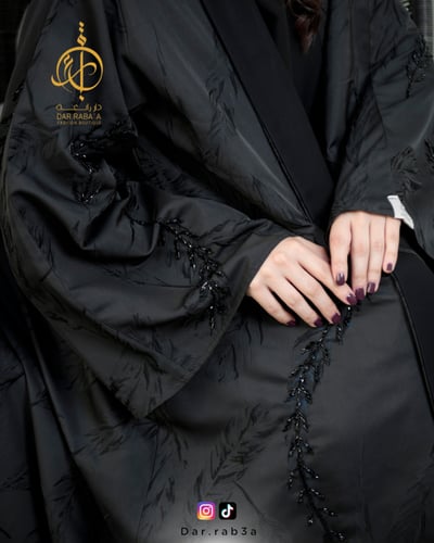 عباية نقشة ريشة كم واسع - B06