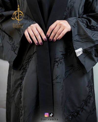 عباية نقشة ريشة كم واسع - B06