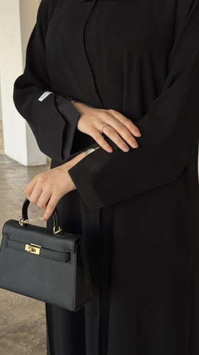 عبايه ب اكمام اسود ولوقو ابيض