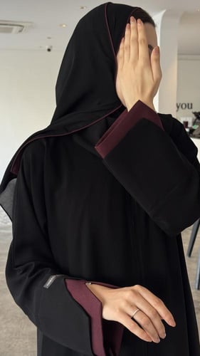 عبايه ب اكمام برغندي ولوقو اسود