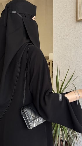عبايه باكمام مفتوحه بدانتيل