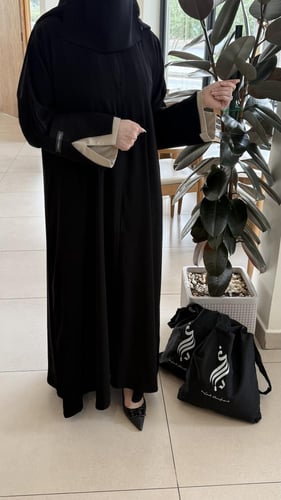 عبايه ب اكمام بيج ولوقو اسود