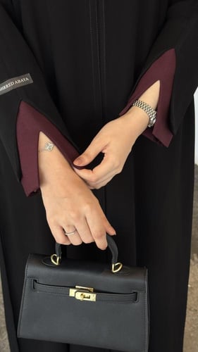 عبايه ب اكمام برغندي ولوقو اسود