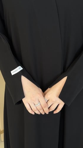 عباية ب اكمام مفتوحه ولوقو ابيض