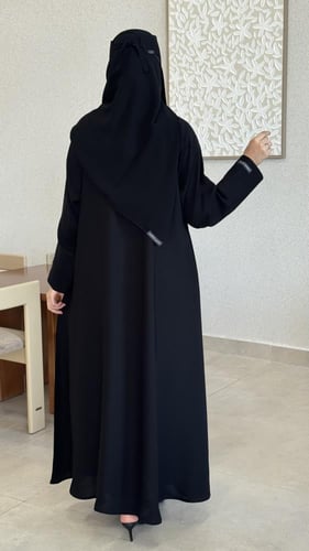 عباية غرّيد ب لوقو اسود