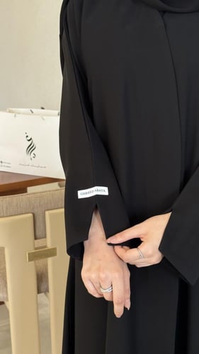 عباية ب اكمام مفتوحه ولوقو ابيض