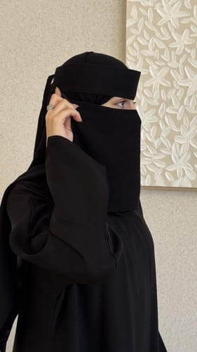 نقاب وسط بمطاط مائل