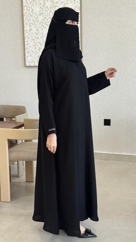 عباية غرّيد ب لوقو اسود