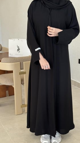 عباية ب اكمام مفتوحه ولوقو ابيض