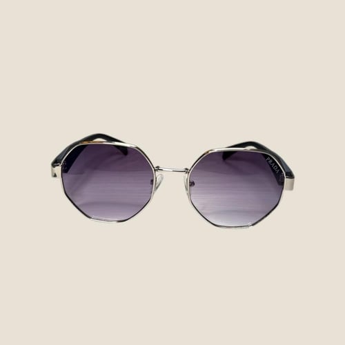 نظارة برادا باللون الفضي وذراع باللون الاسود