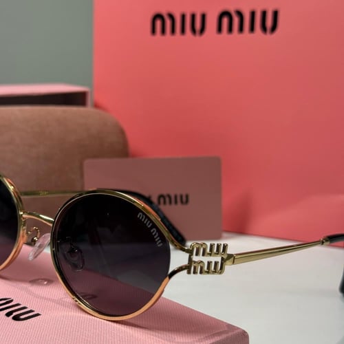 نظارة ميو ميو (Logo) باللون الذهبي وعدسة سوداء مدر...