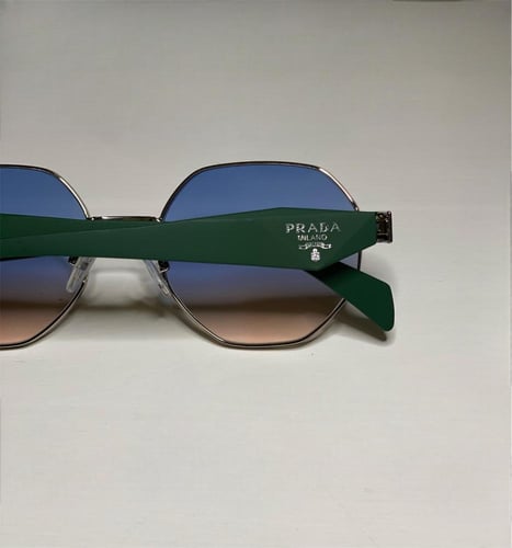 نظارة Pرادا بإطار سداسي فضي مع ذراع اخضر