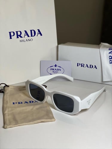 نظارة Pرادا باللون الابيض