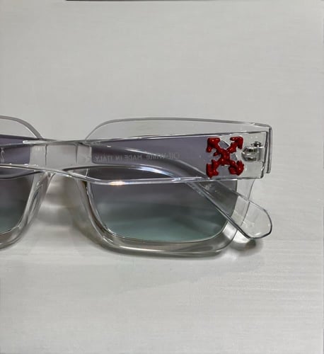 نظارة اوF وايت باللون الشفاف وشعار باللون الاحمر